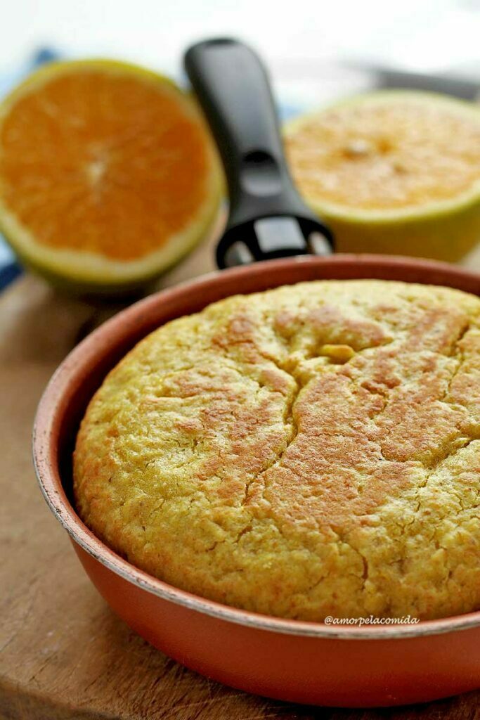 Delicioso bolo de laranja vegano feito na frigideira, sem glúten
