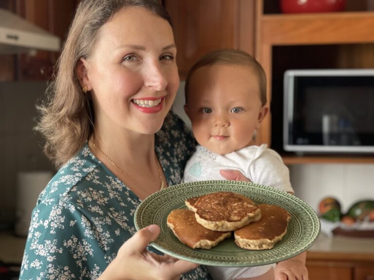 Receita saudável de panqueca de banana e aveia, livre de açúcar, trigo e leite
