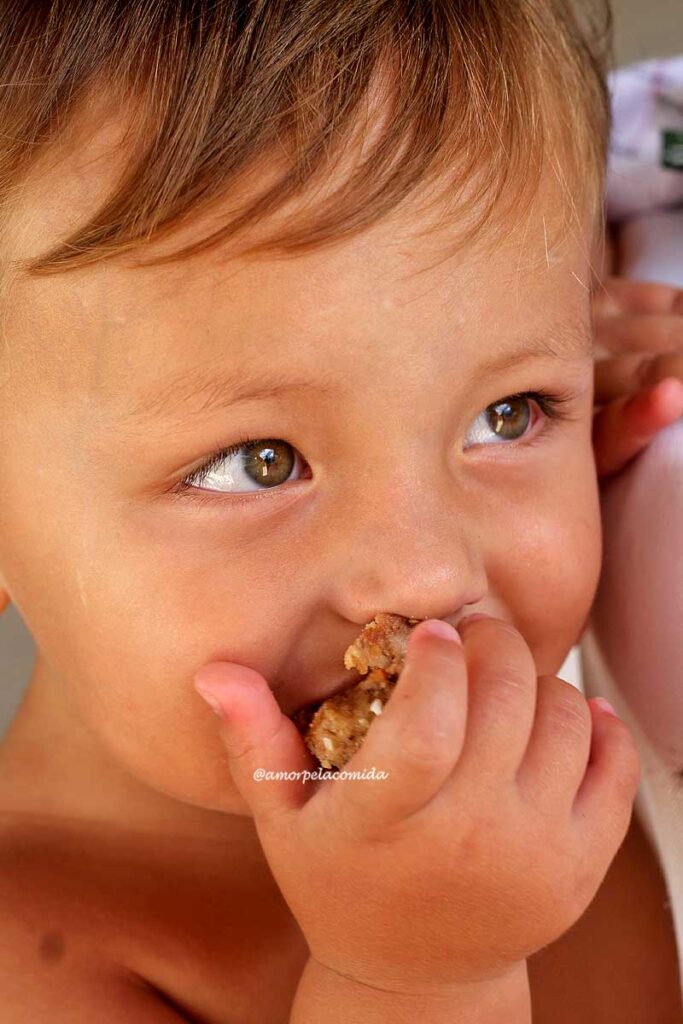 Delicioso bolo nutritivo de banana e aveia sem adição de açúcar.