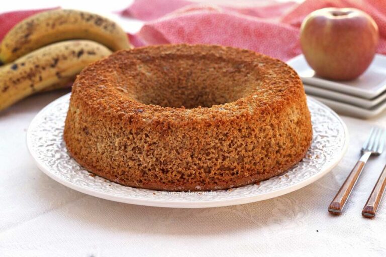 Delicioso bolo saudável de banana, maçã e aveia sem adição de açúcar