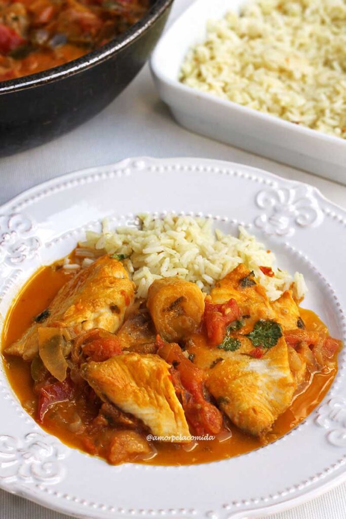 “Delícia da culinária brasileira: Tilápia em Moqueca”