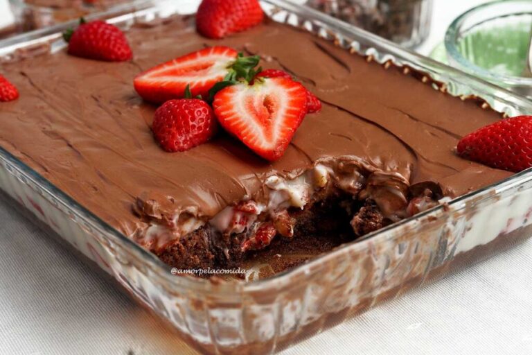Deliciosa combinação: Morangos e chocolate em uma sobremesa na travessa