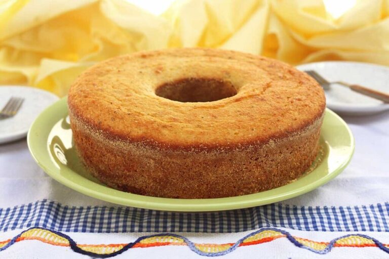 Delicioso bolo de fubá com erva-doce sem adição de açúcar.