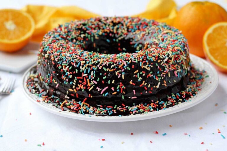 Delícia cítrica: bolo de laranja com chocolate irresistivelmente macio e úmido